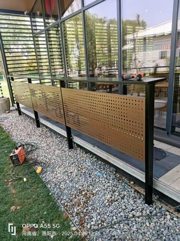 了了一杯金屬圍欄